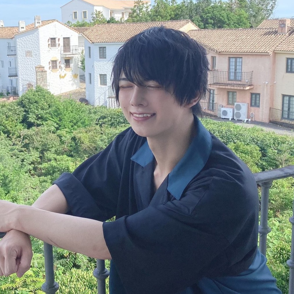 夜景を背景にしたショット